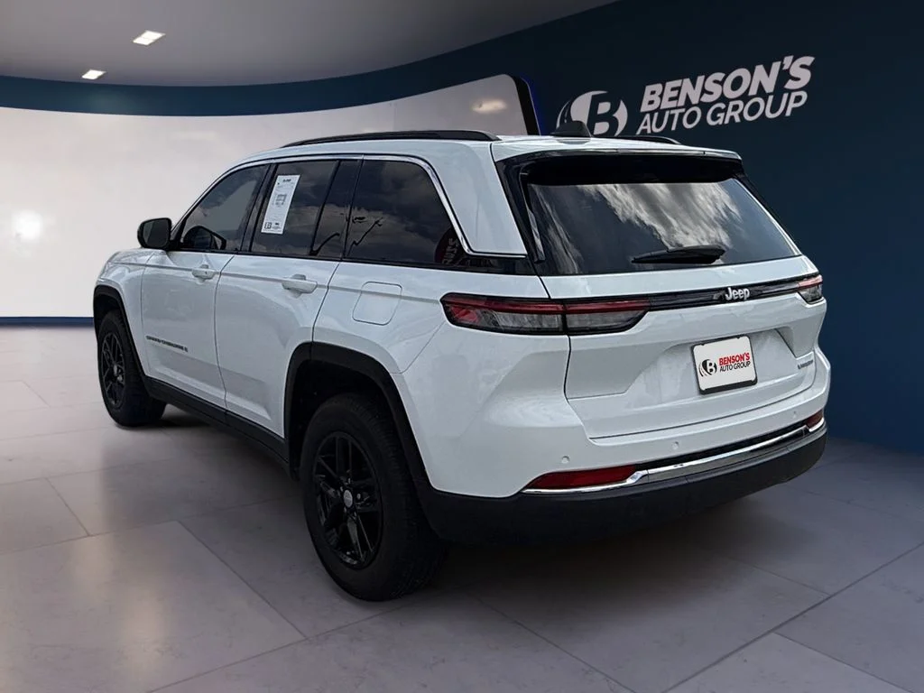 Used 2025 White Jeep Laredo X image 3