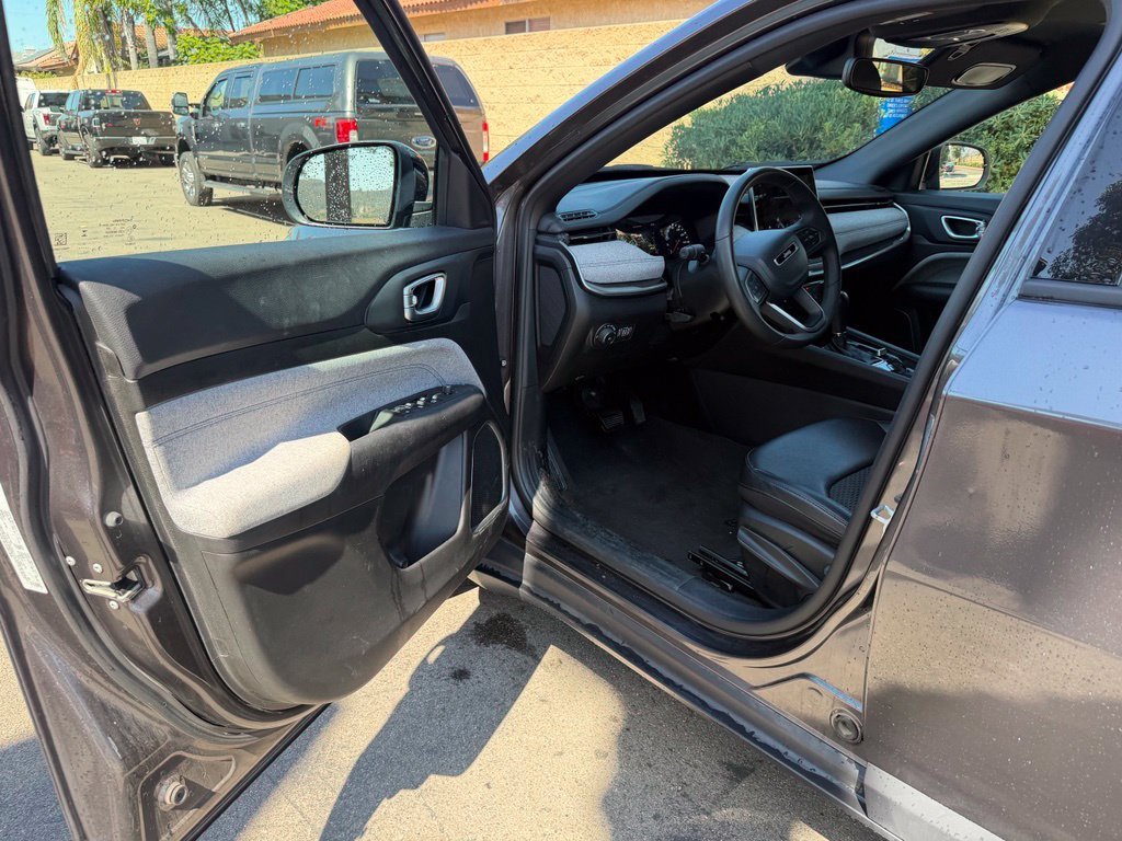 Used 2024  Jeep Latitude image 16