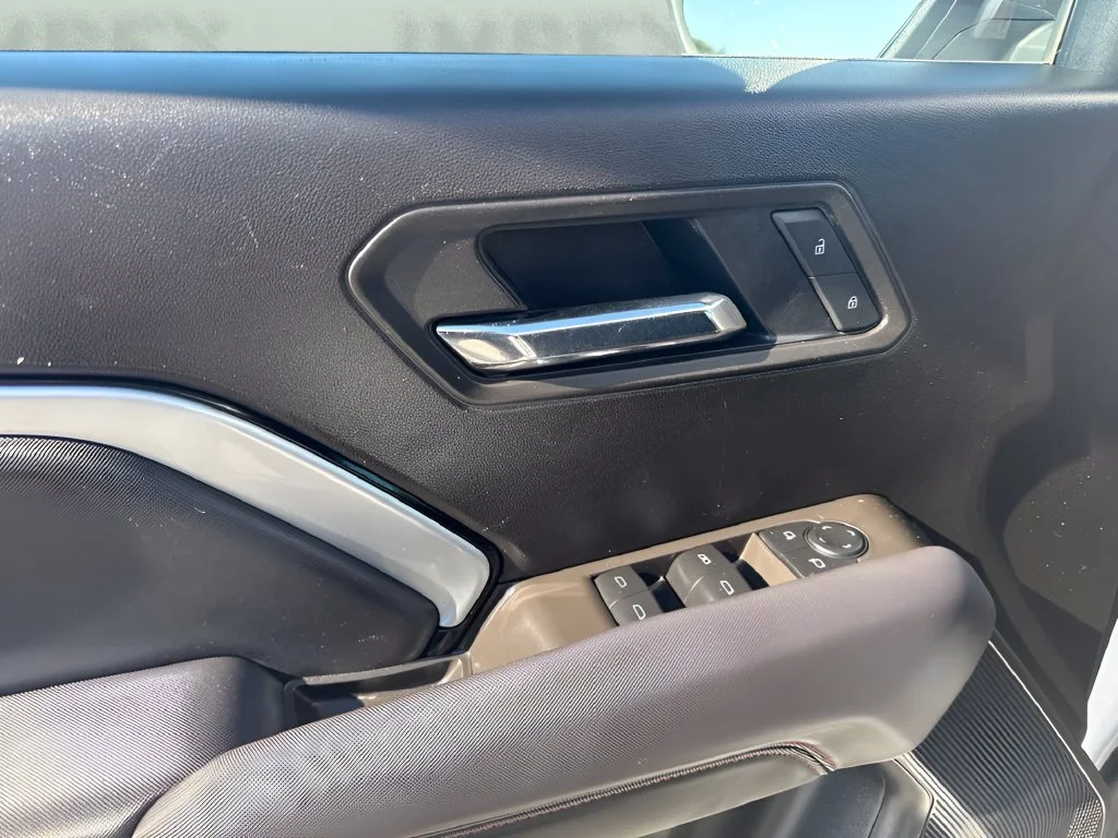 Used 2025 White Chevrolet Z71 image 24