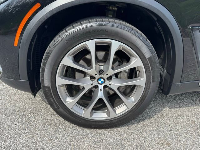 Used 2019 Black Sapphire Metallic BMW xDrive40i image 2