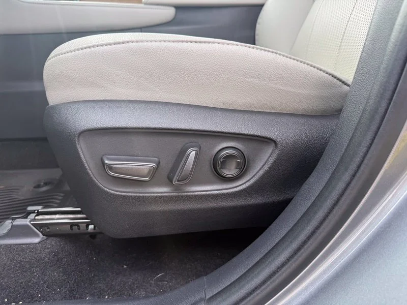 Used 2025  Toyota Limited image 5