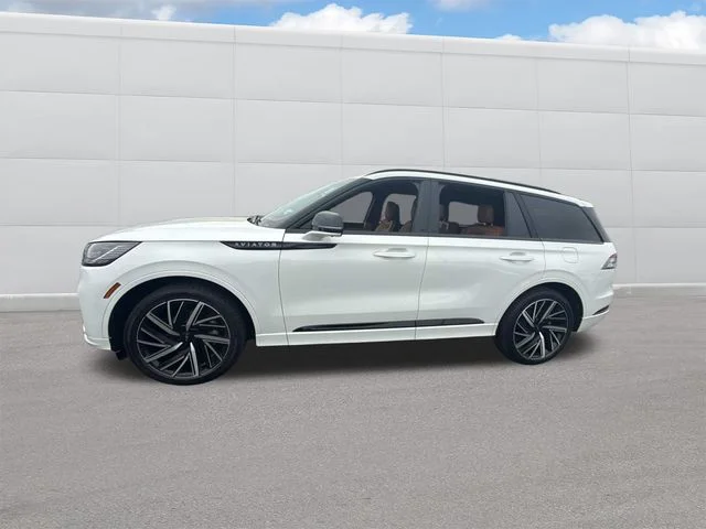 Used 2025 White Lincoln Black Label image 2