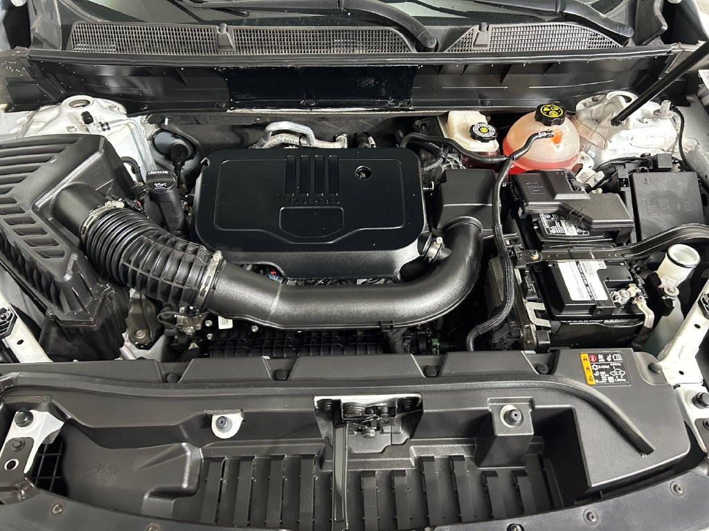 Used 2023 White GMC SLT image 21