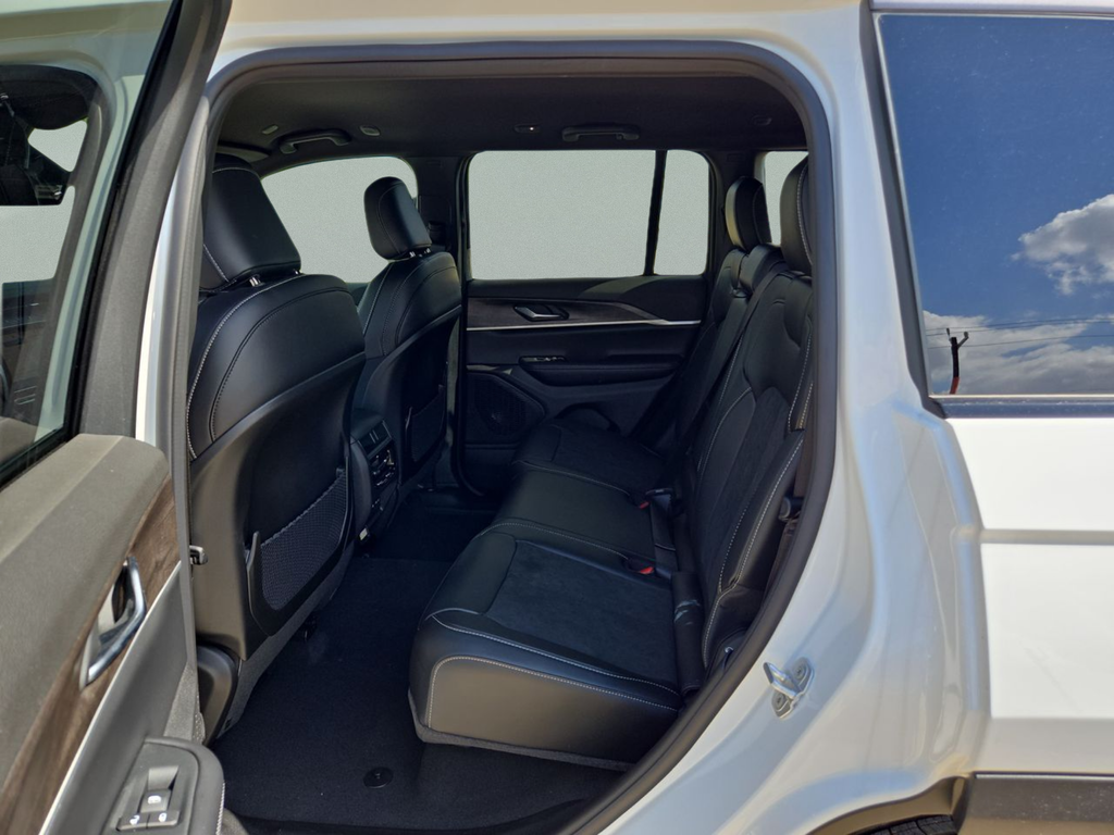 New 2026 Bright White Clear-Coat Exterior Paint Jeep Altitude image 24