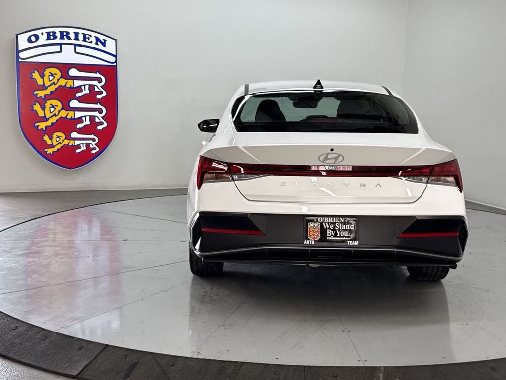 Used 2025 White Hyundai SEL Convenience image 11