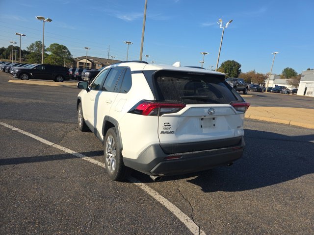Used 2020 White Toyota XLE Premium image 5