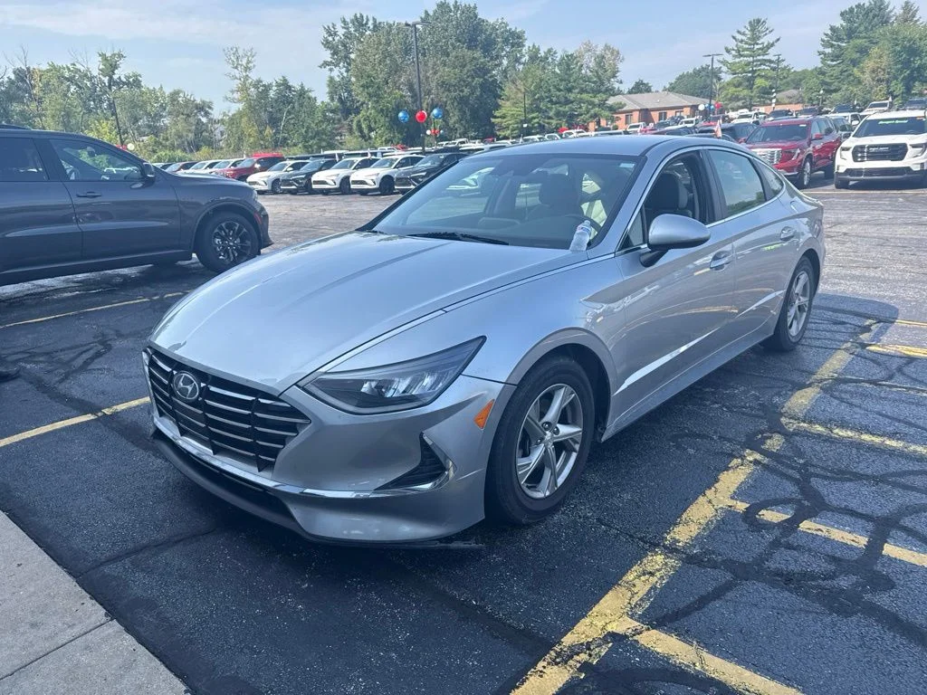 Used 2021 Silver Hyundai SE image 2