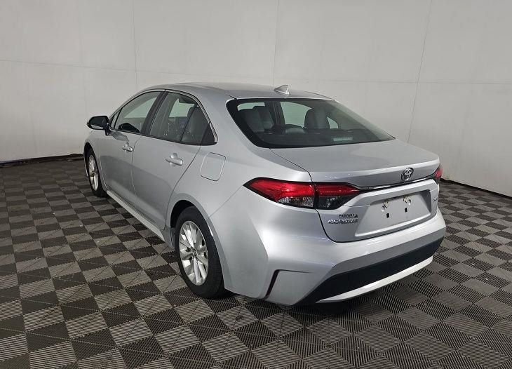 Used 2022 Silver Toyota XLE image 4