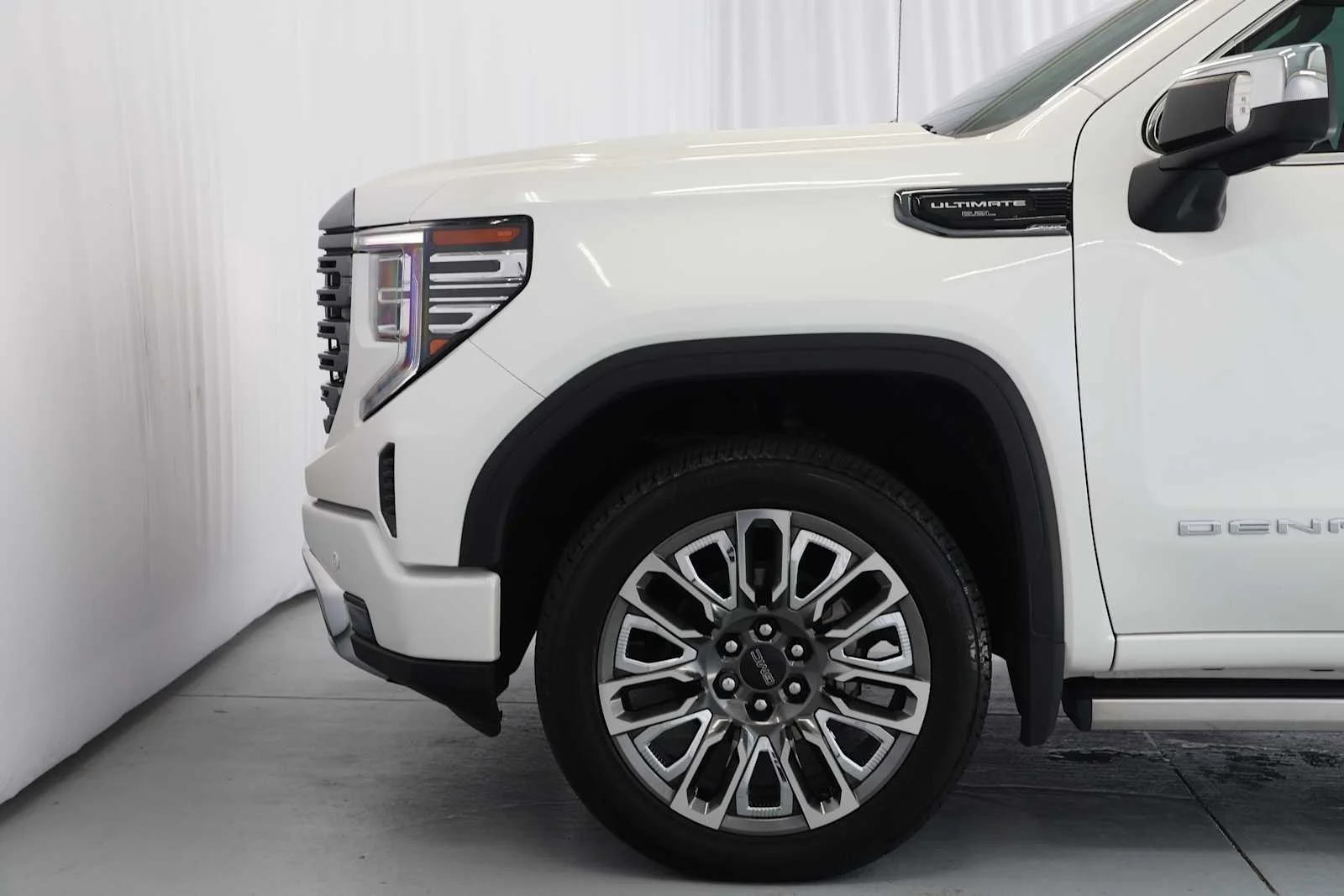 Used 2024 White Frost Tricoat GMC Denali Ultimate image 10