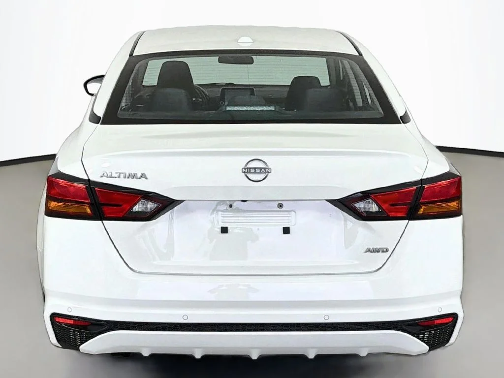 Used 2025 Glacier White Nissan 2.5 SV image 11