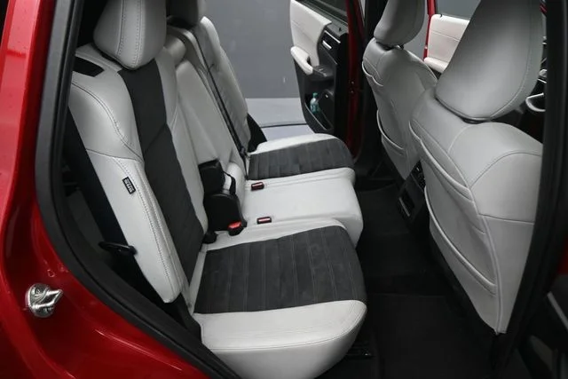 Used 2025  Mitsubishi SE image 16