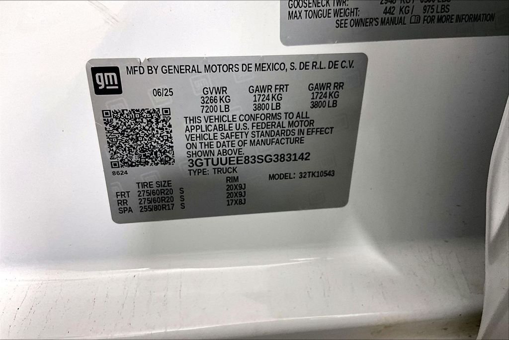 Used 2025 White GMC AT4 image 15