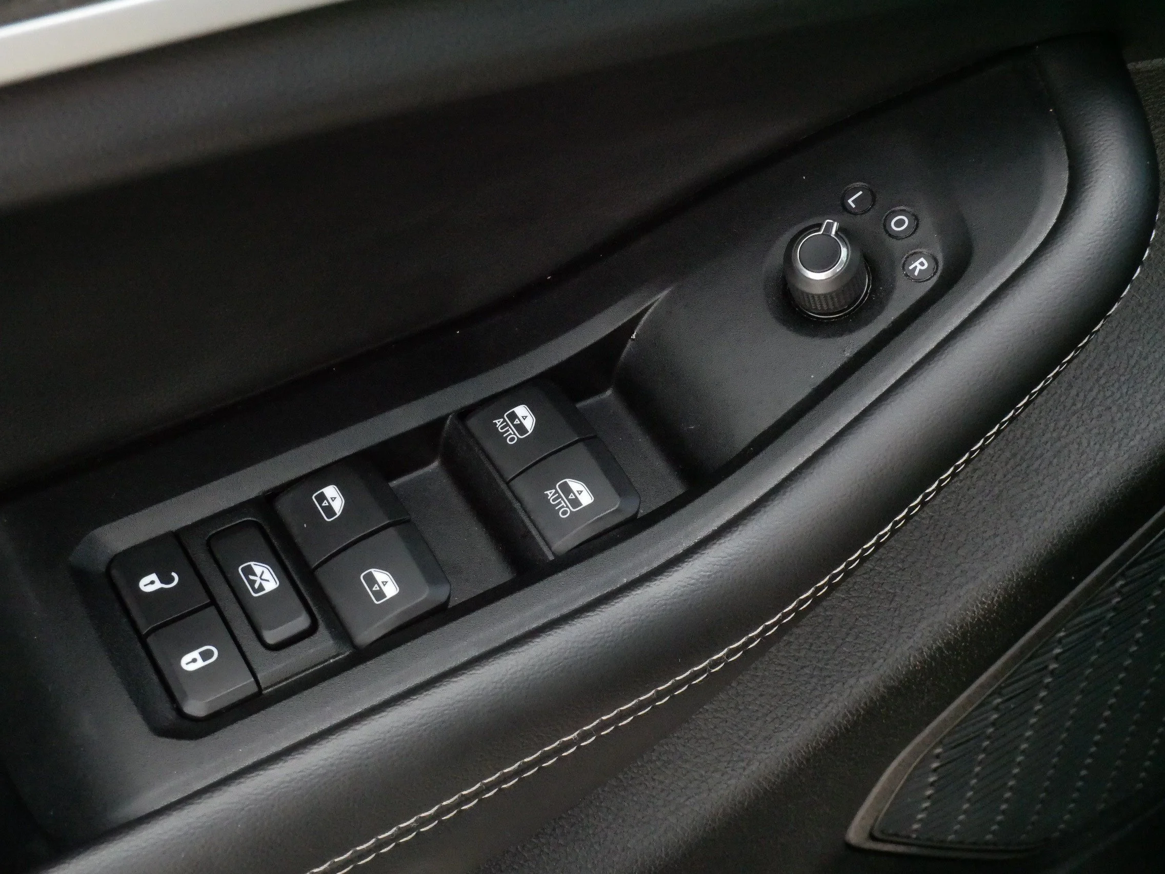 Used 2025 Diamond Black Crystal Pearlcoat Jeep Limited image 19