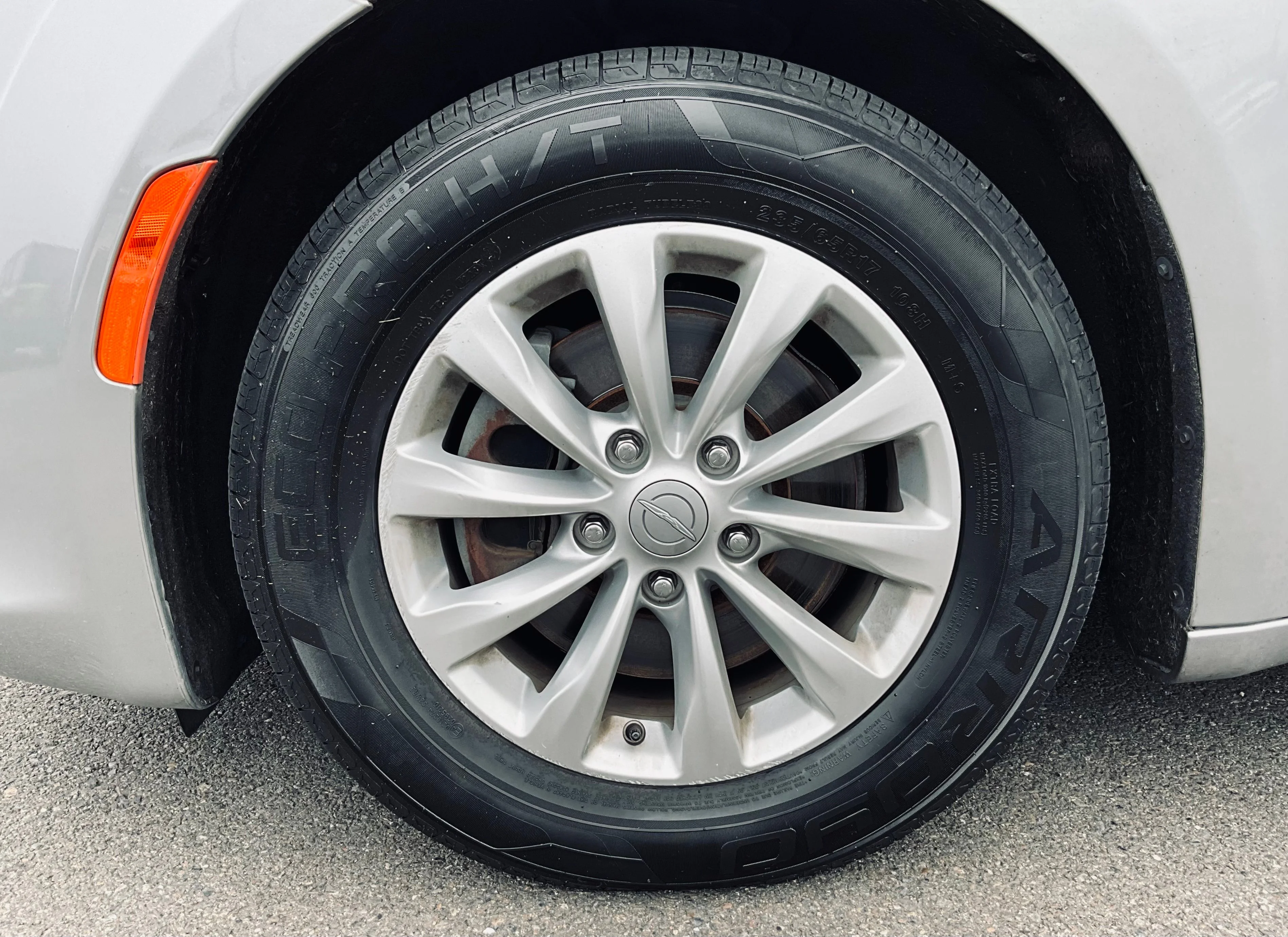 Used 2017 Silver Chrysler Touring L image 28