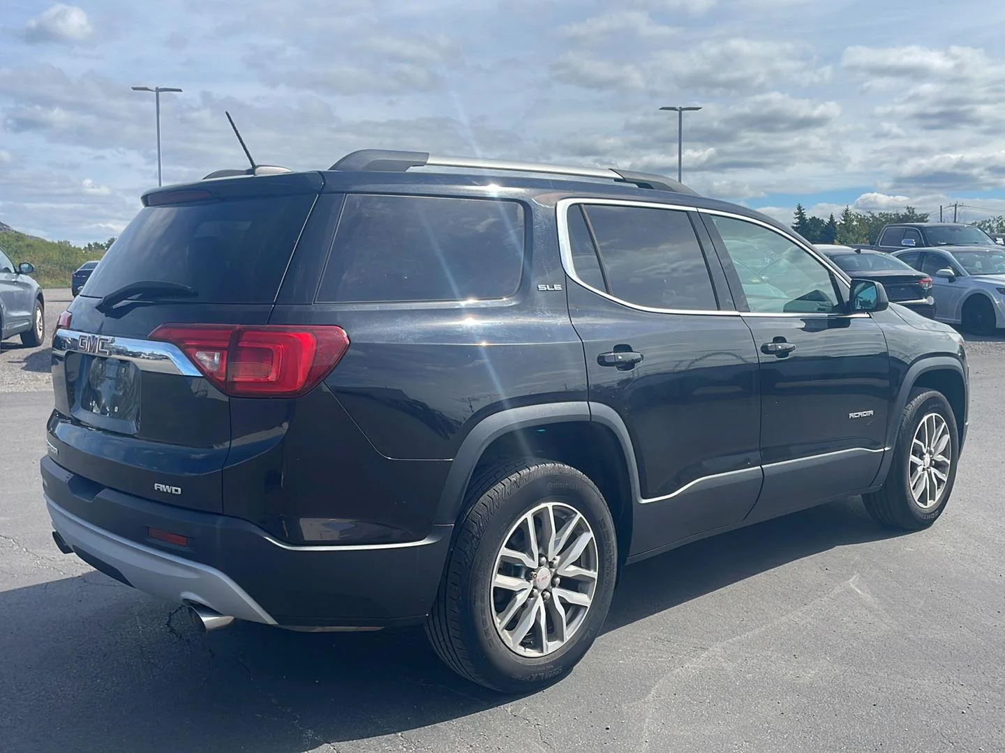 Used 2018 Ebony Twilight Metallic GMC SLE image 10