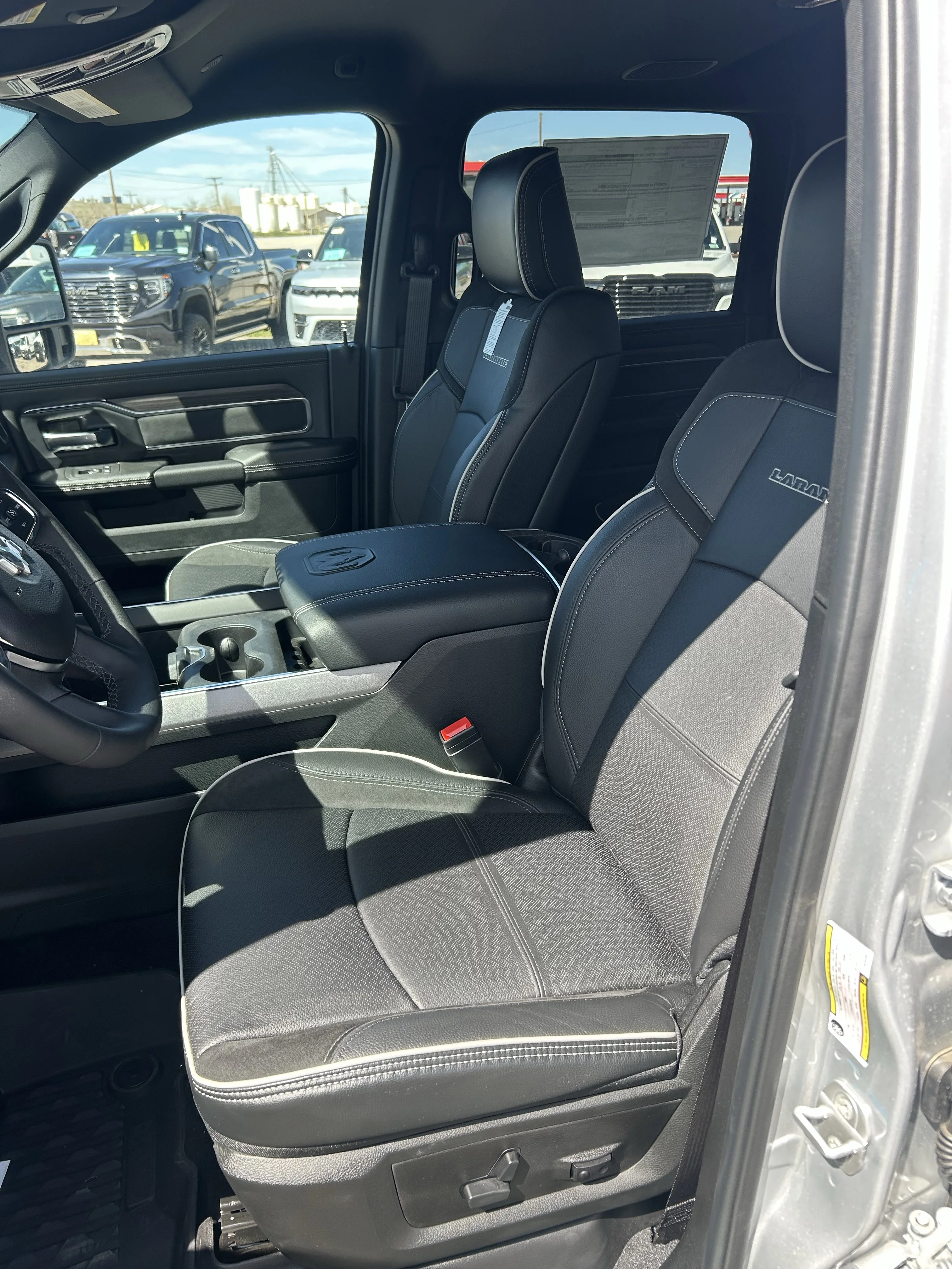 2026 RAM 3500 Laramie - Photo 8