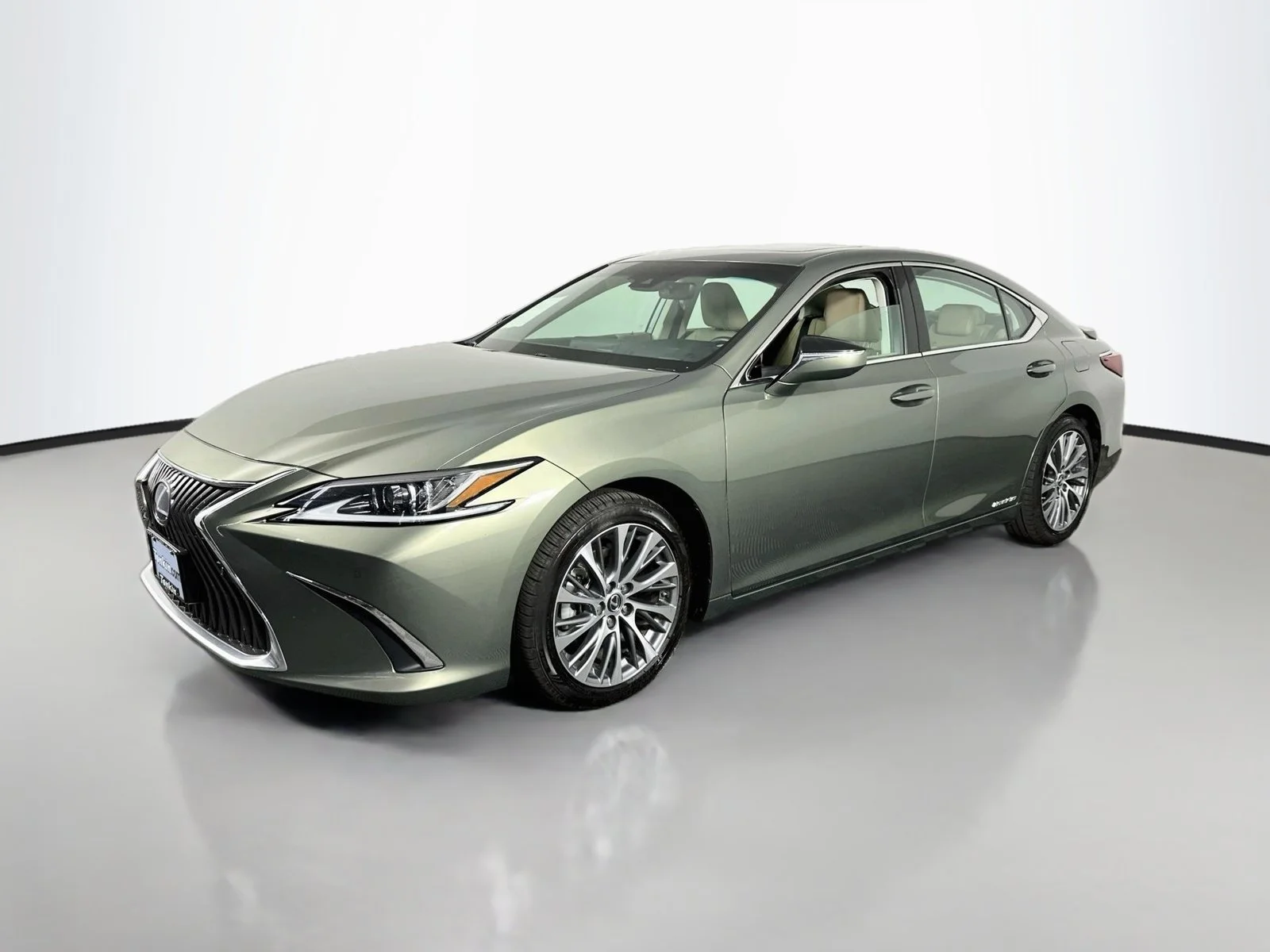Used 2020 Green Lexus 300h image 3