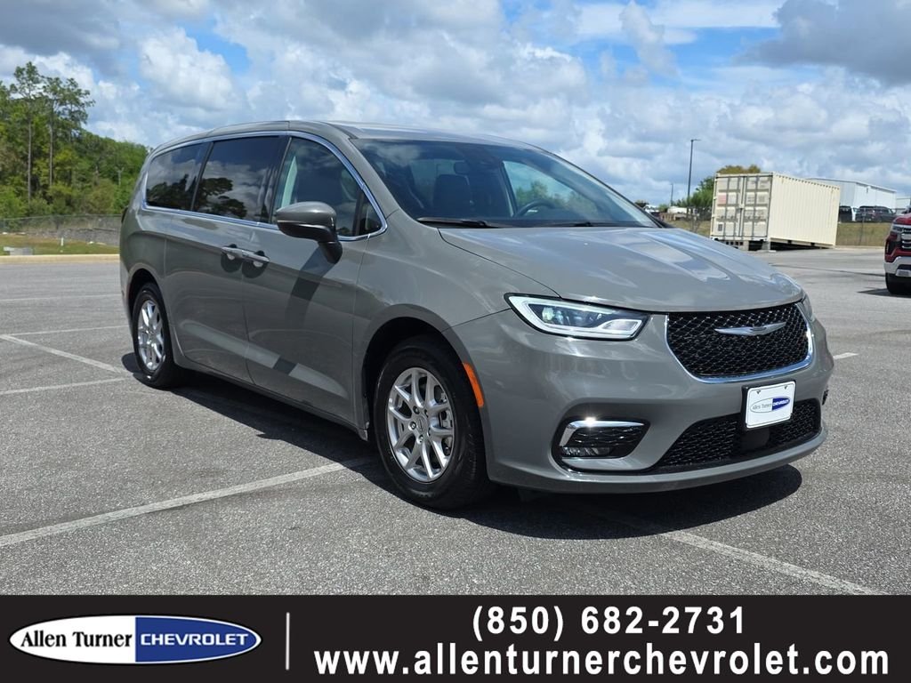 2023 Chrysler Pacifica Touring L's photo