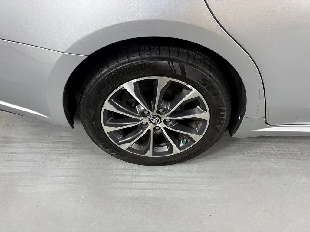 Used 2018 Silver Toyota XLE image 11