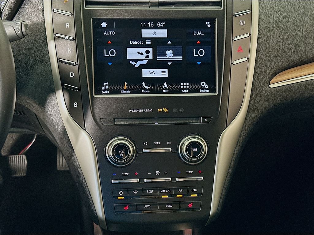 Used 2019 White Platinum Clearcoat Metallic Lincoln Select image 16