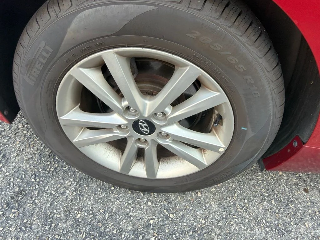 Used 2017 Red Hyundai Base image 9
