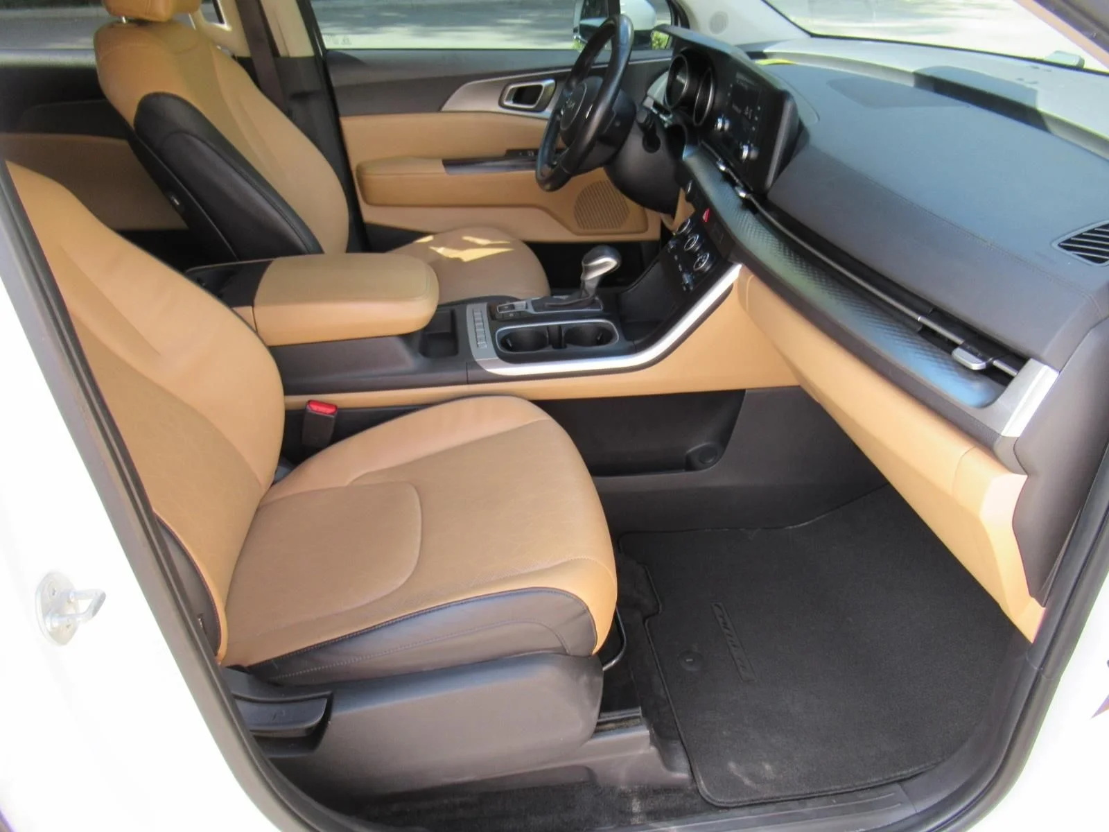 Used 2024 White Kia LX image 10