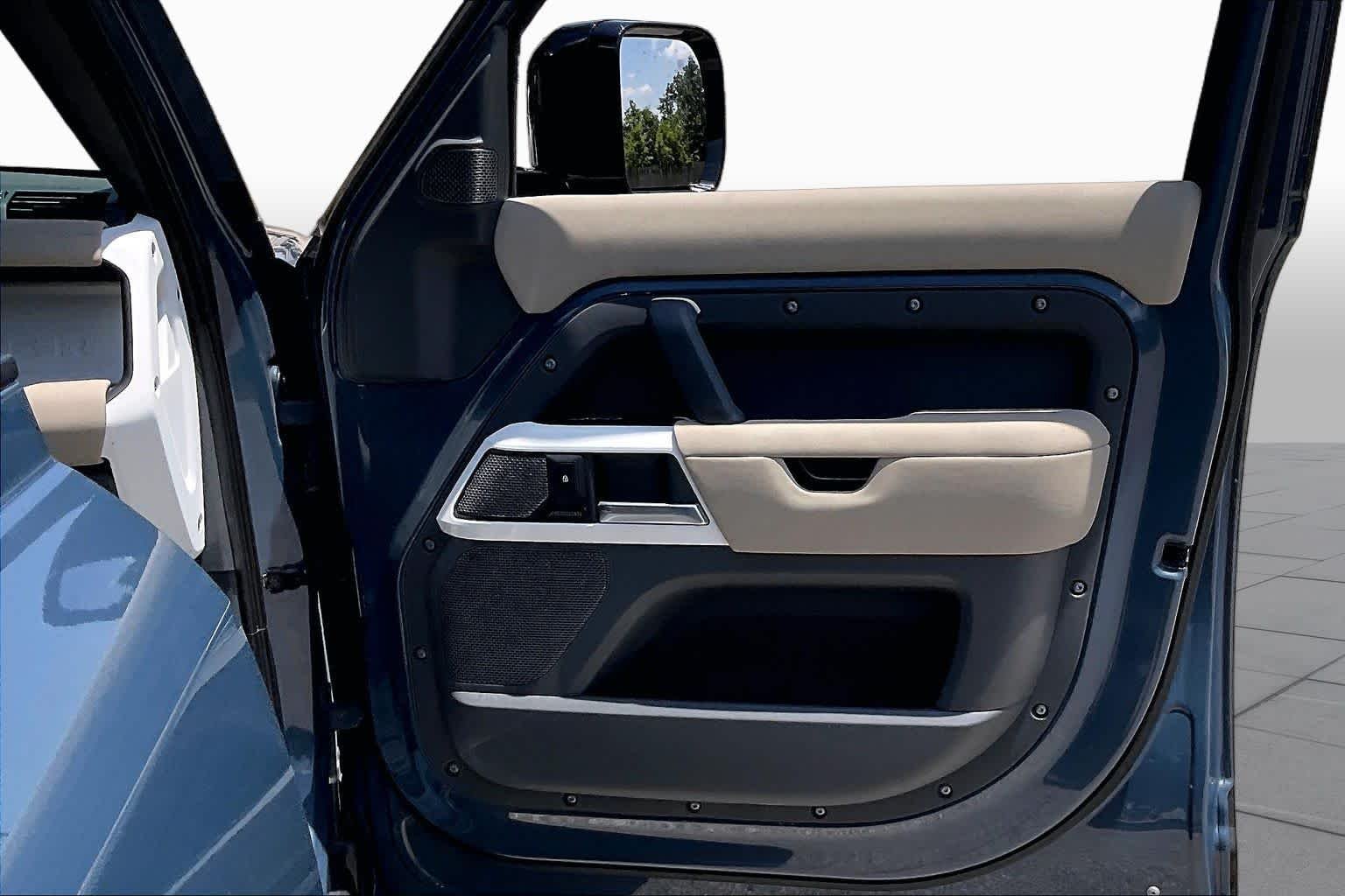 Used 2021 Tasman Blue Metallic Land Rover SE image 21