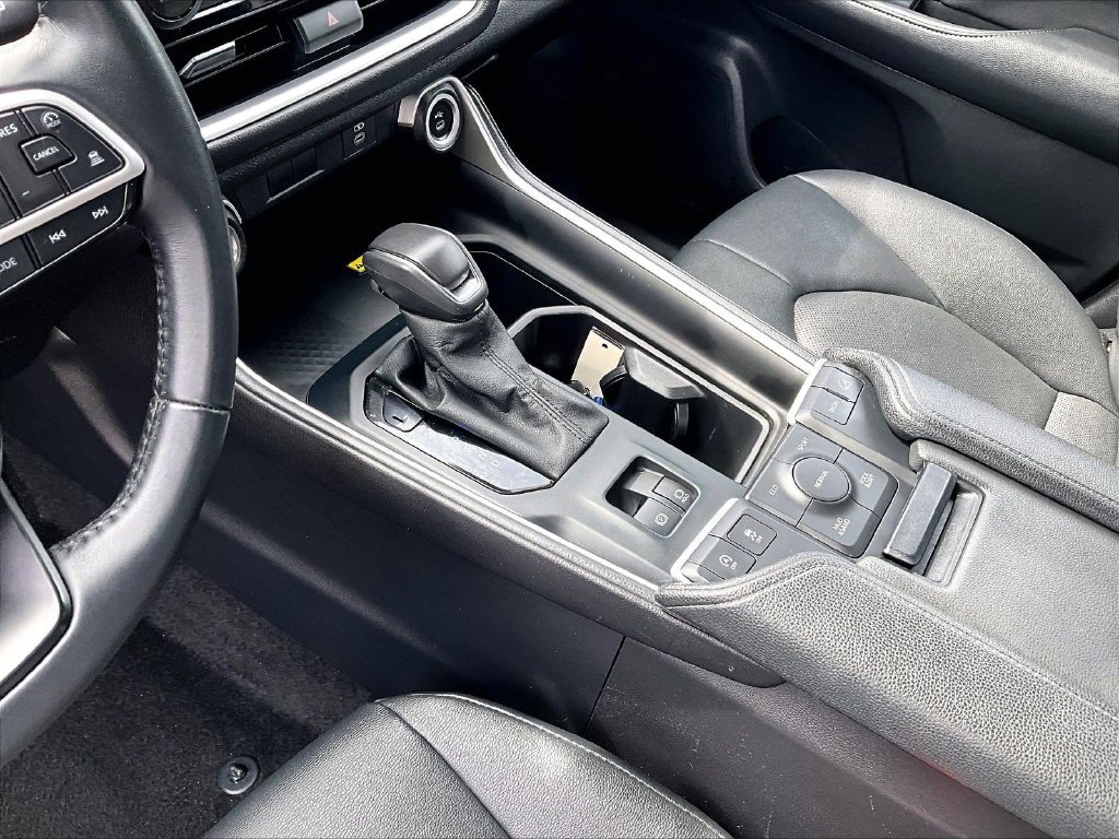 Used 2025 White Toyota XLE image 21