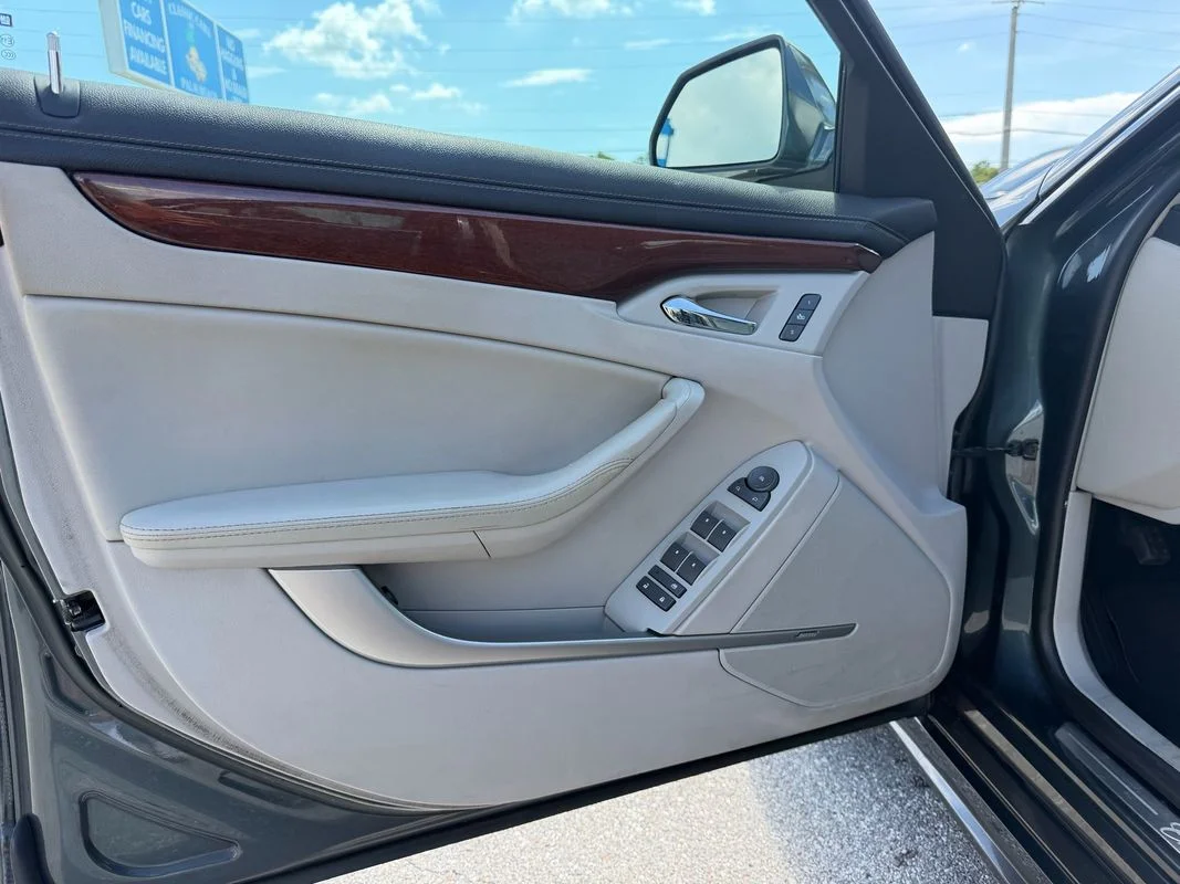 Used 2010  Cadillac Luxury image 12