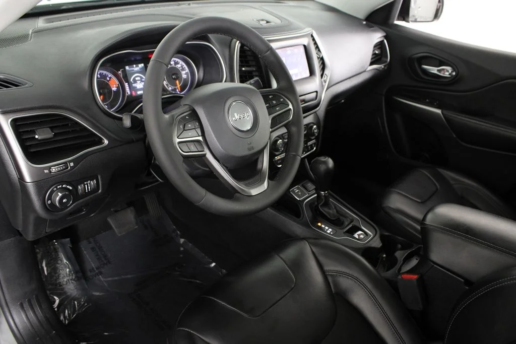 Used 2020 Gray Jeep Latitude Plus image 17