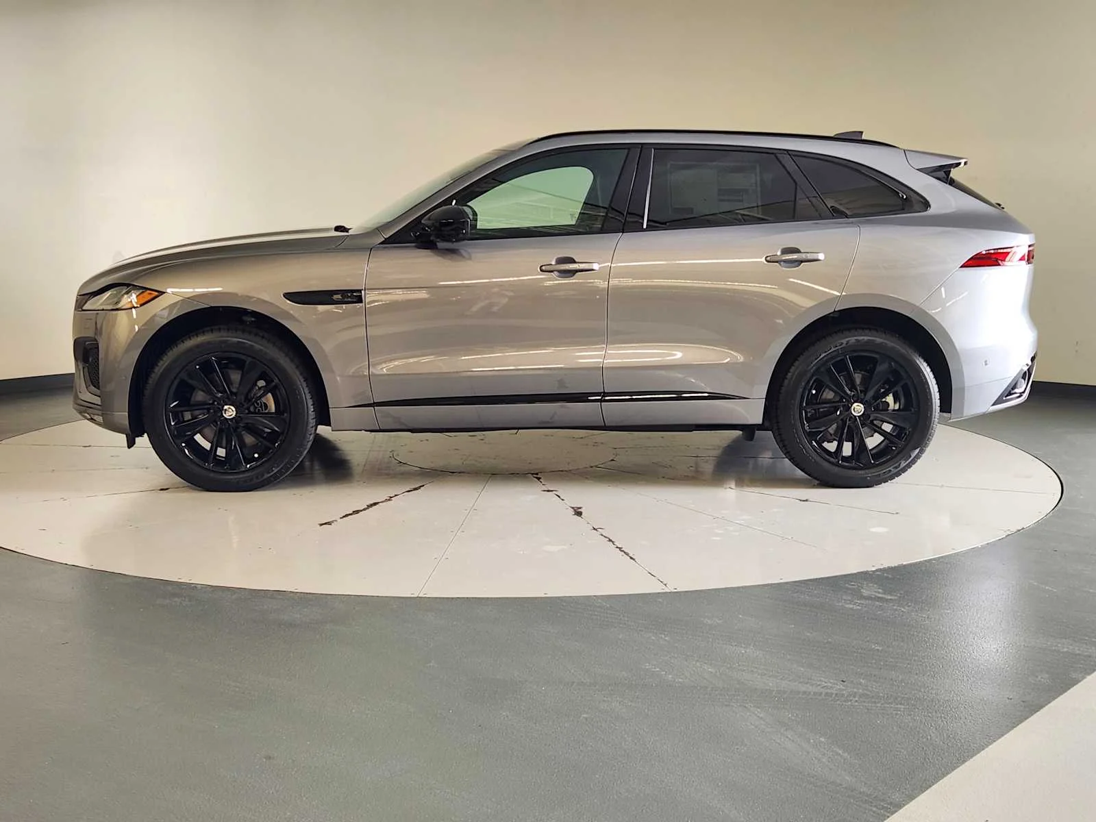 New 2026 Eiger Grey Metallic Jaguar R-Dynamic S image 9