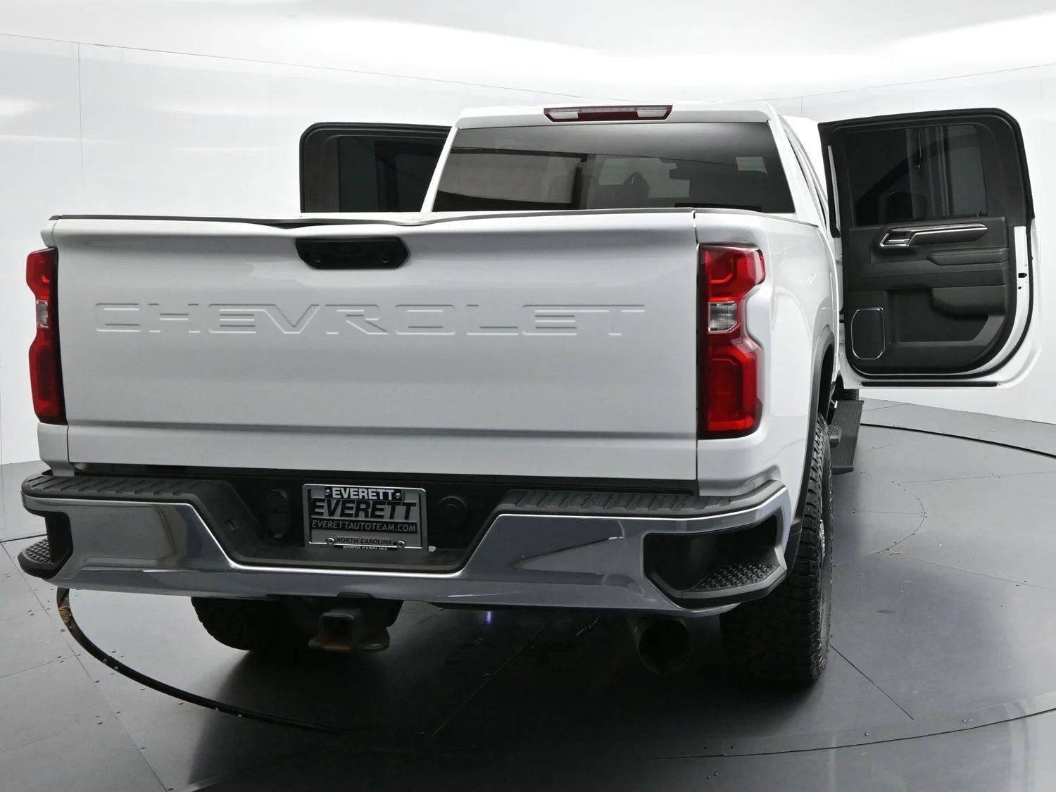 Used 2024 Summit White Chevrolet LTZ image 39