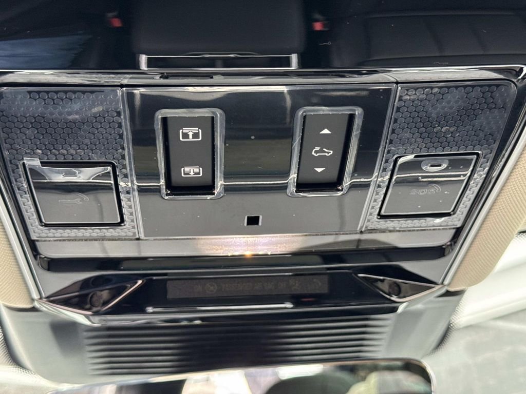 New 2026 Fuji White Land Rover SE image 23
