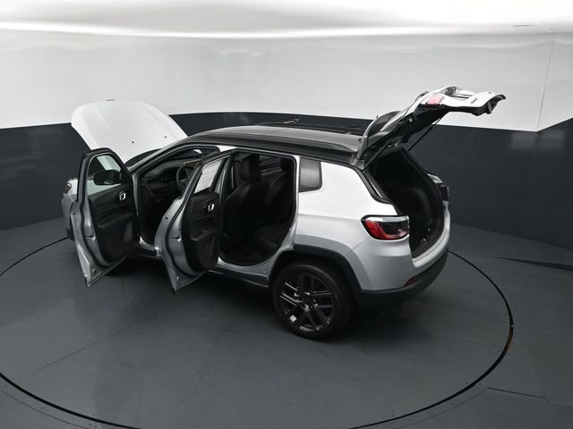 New 2026 Silver Zynith Metallic Clear-Coat Exterior Paint Jeep Limited image 28