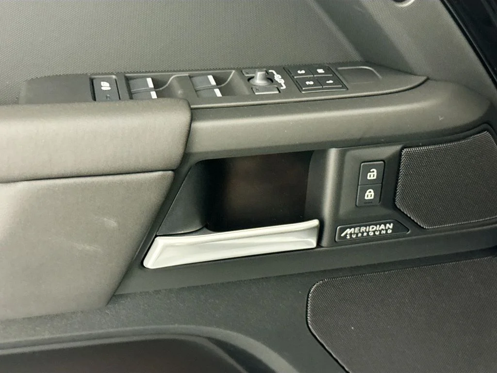 New 2026 Santorini Black Land Rover X-Dynamic SE image 18