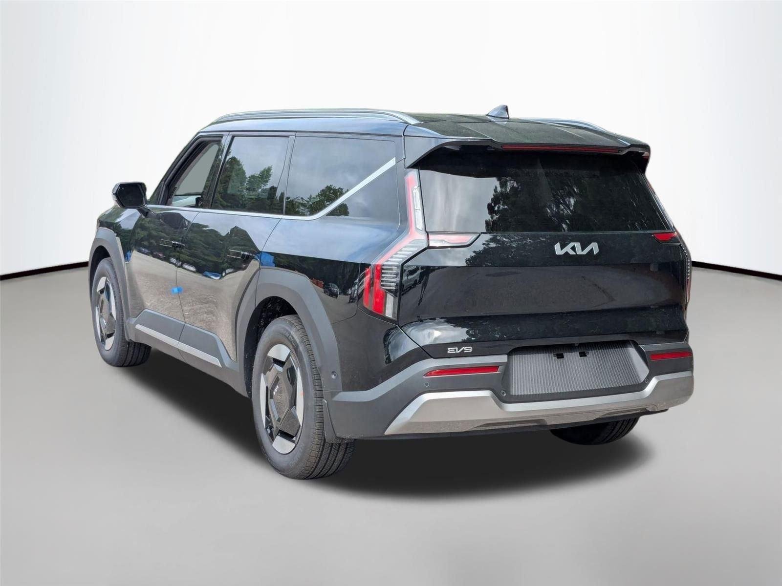 New 2026 EBONY BLACK KIA WIND image 8