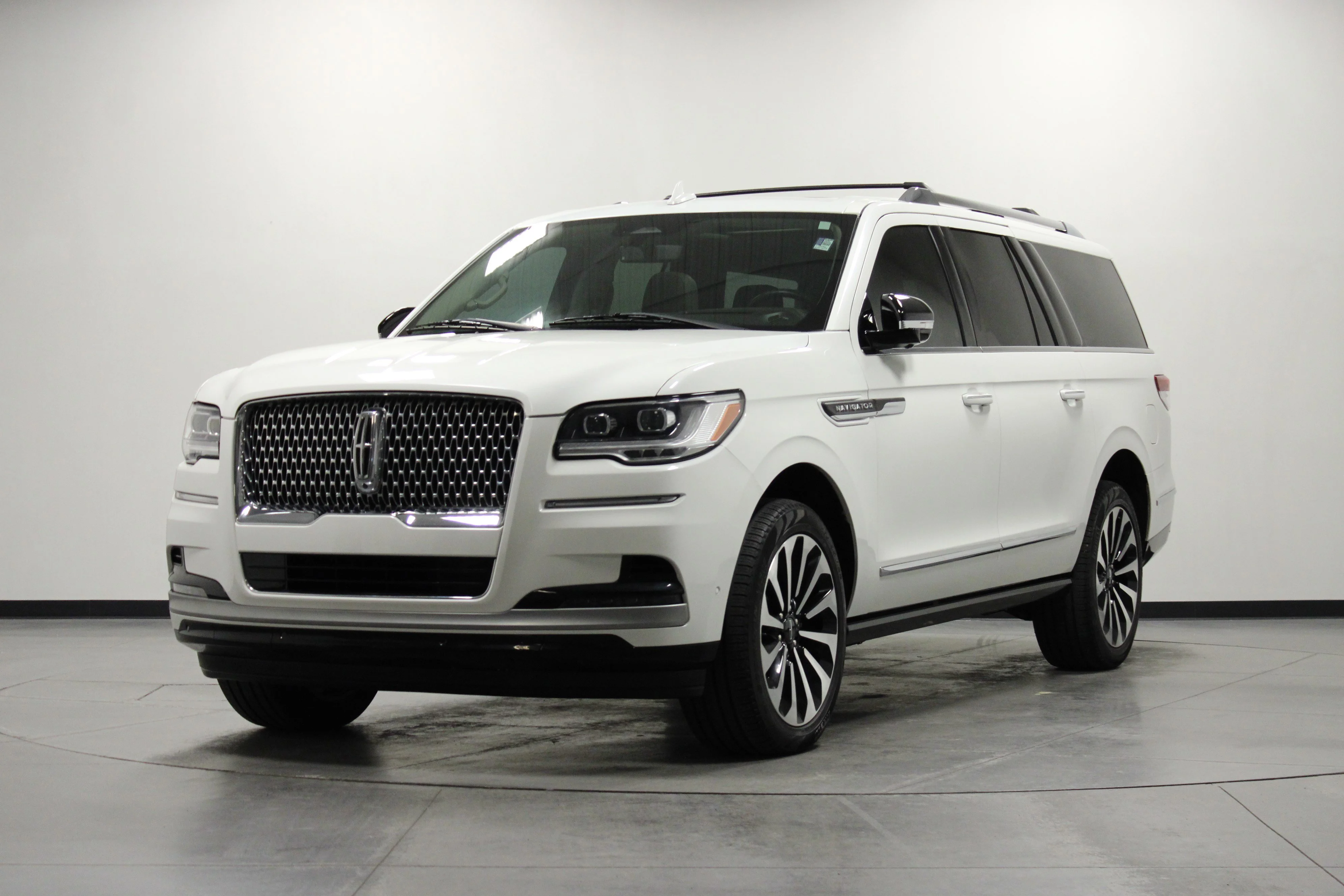 Used 2024 White Metallic Lincoln Reserve image 8