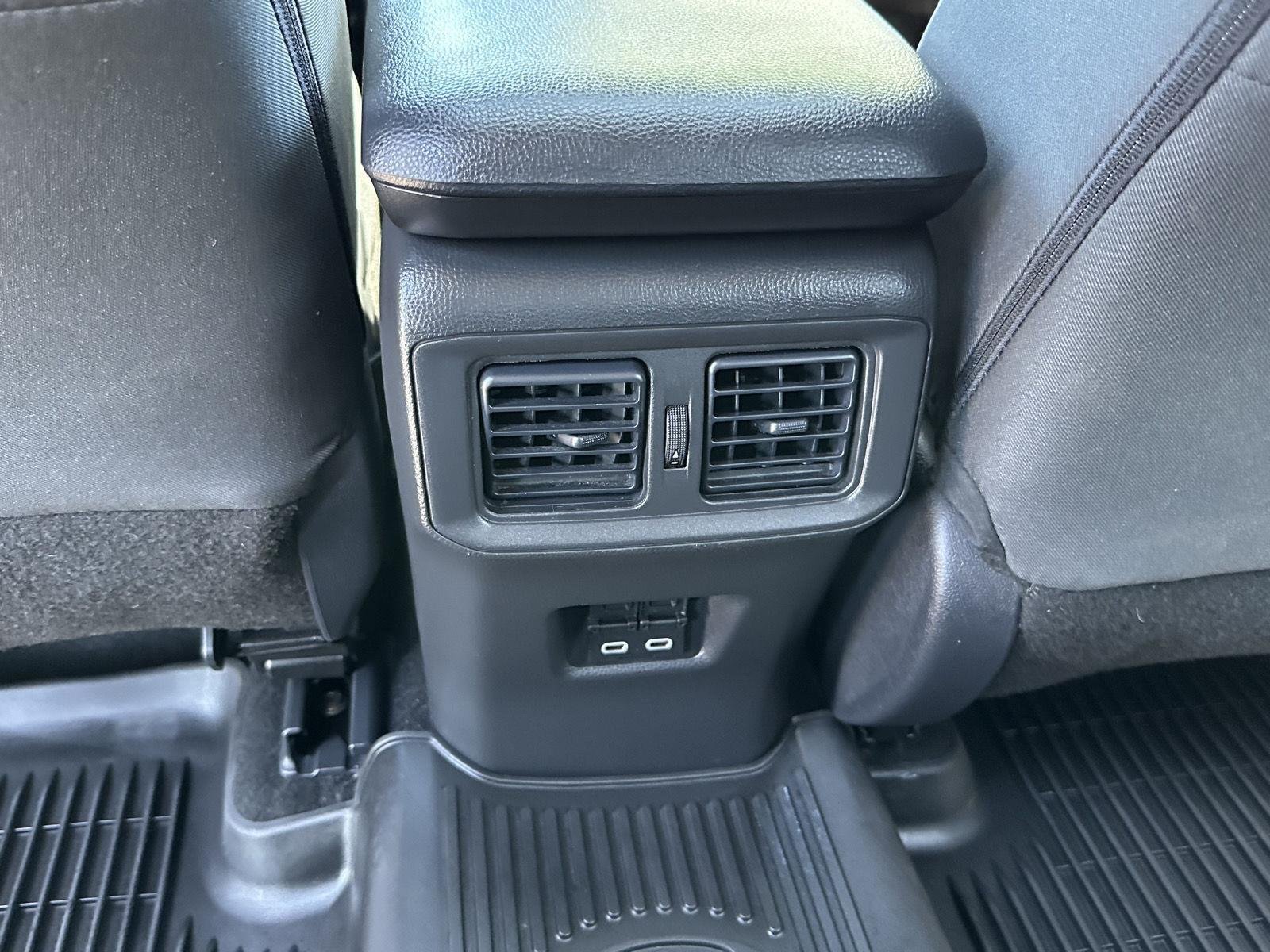 2025 Toyota RAV4 XLE - Photo 20