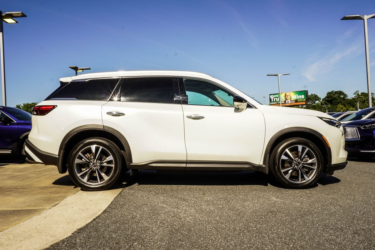 Used 2025 White INFINITI LUXE image 6