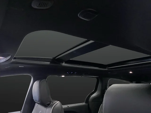 New 2026 Diamond Black Crystal Pearl-Coat Exterior Paint Chrysler Limited image 7