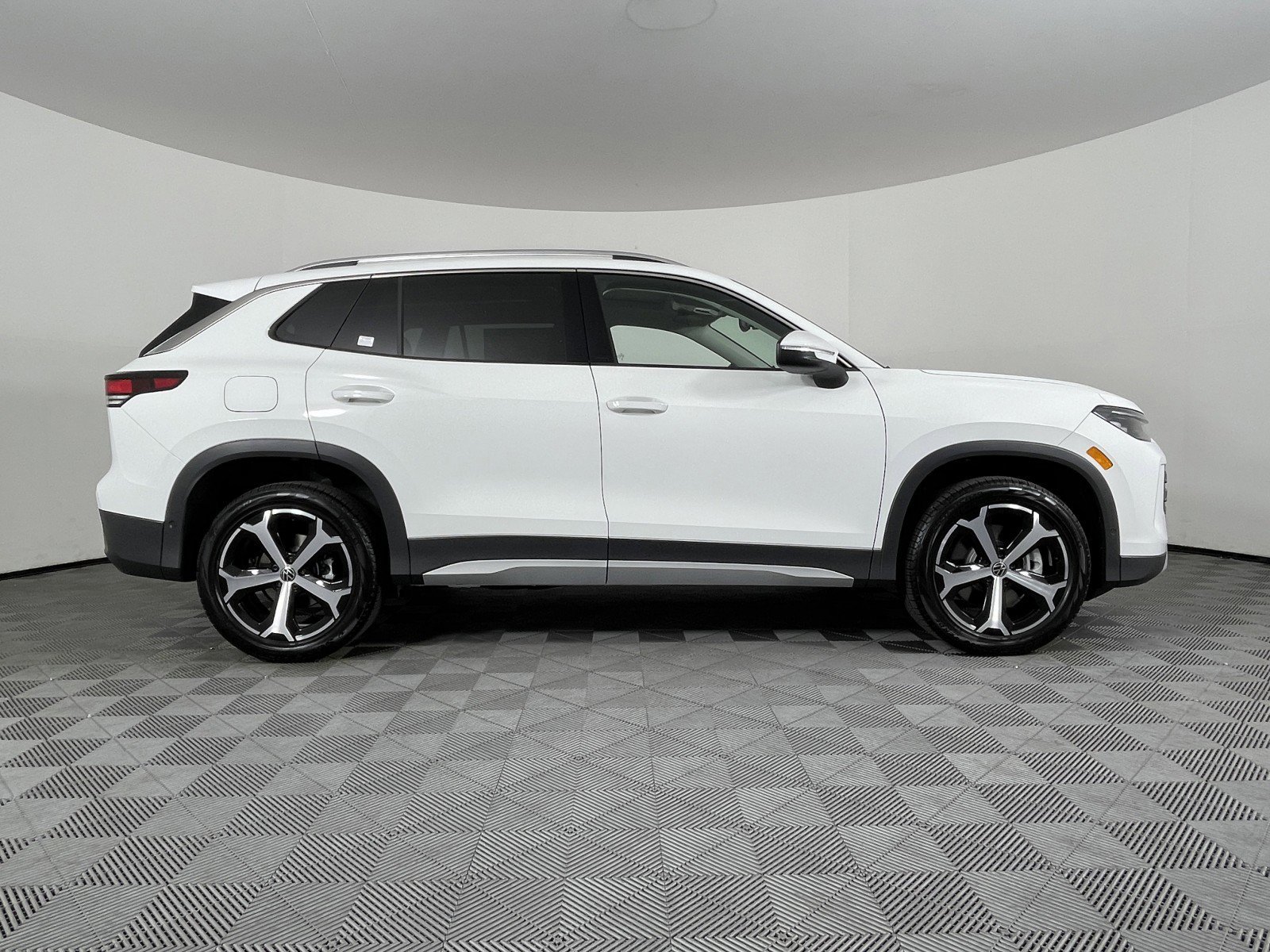 2026 Volkswagen Tiguan SE - Photo 17