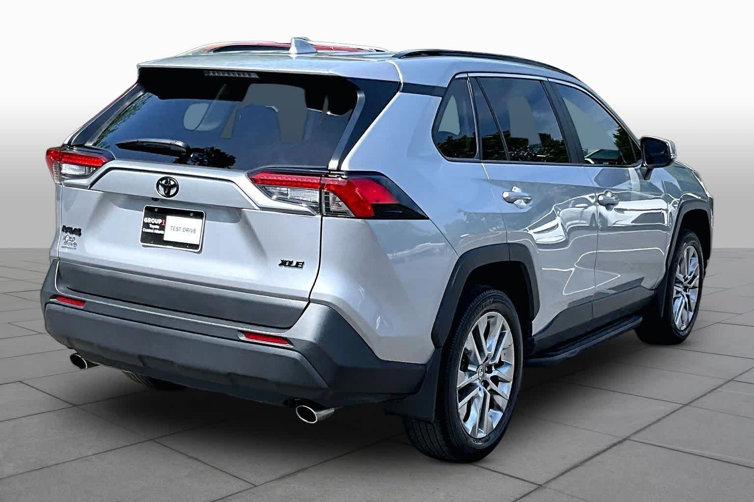 Used 2024 Silver Sky Metallic Toyota XLE Premium image 21
