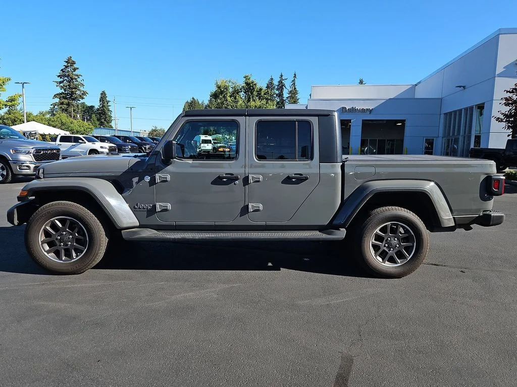 Used 2021 Sting-Gray Clearcoat Jeep Overland image 3