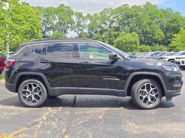 New 2026 Diamond Black Crystal Pearl-Coat Exterior Paint Jeep Limited image 31