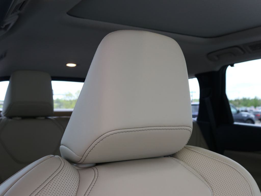 Used 2023 White INFINITI LUXE image 51