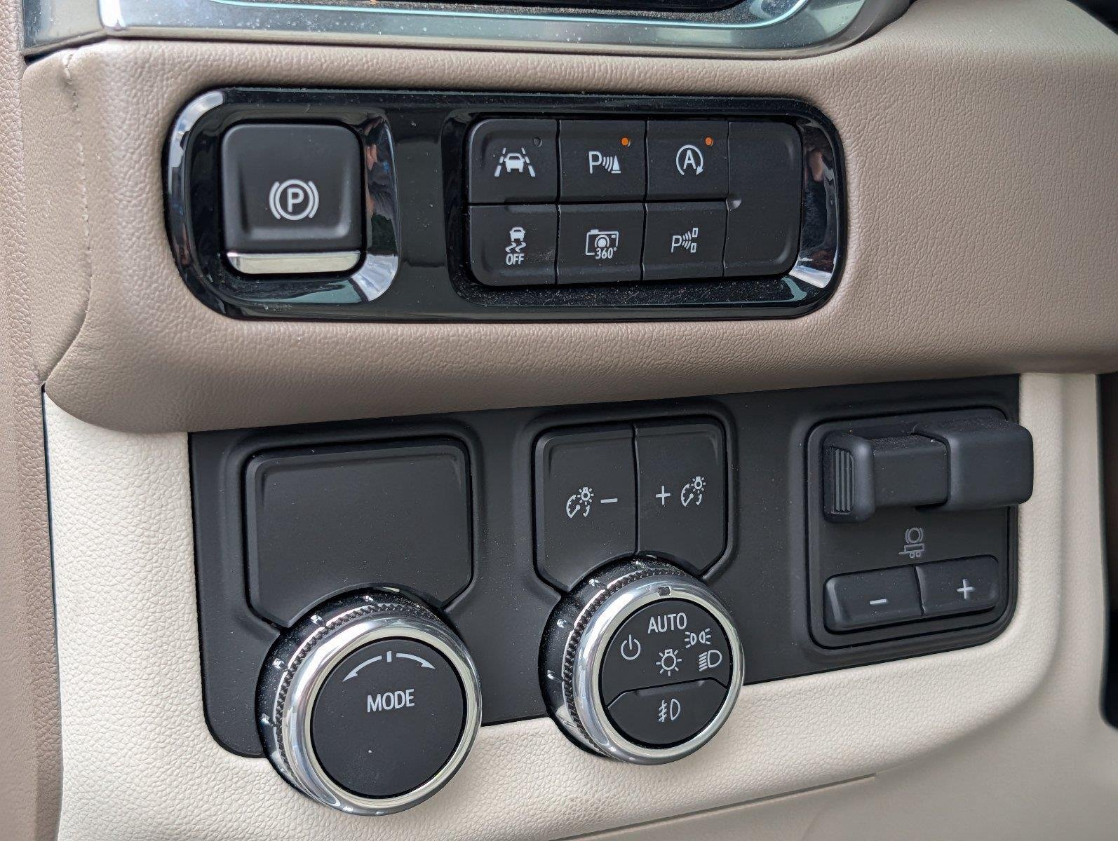 Used 2025 White Frost Tricoat GMC Denali image 36