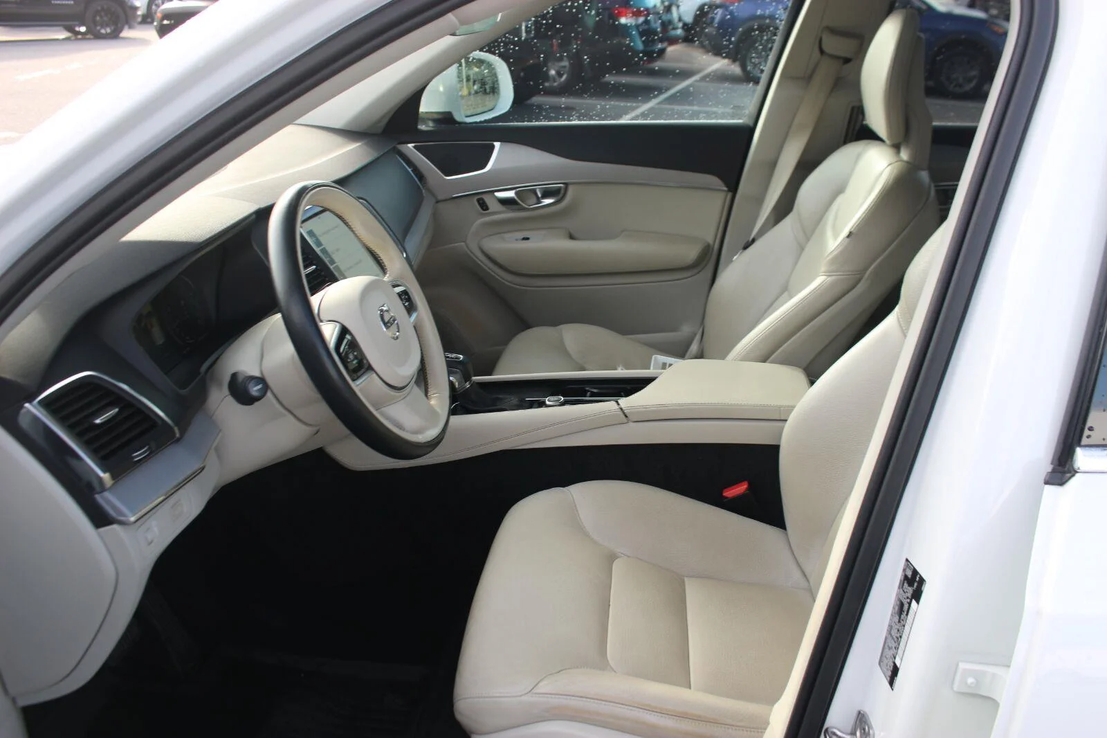 Used 2021  Volvo Momentum image 15