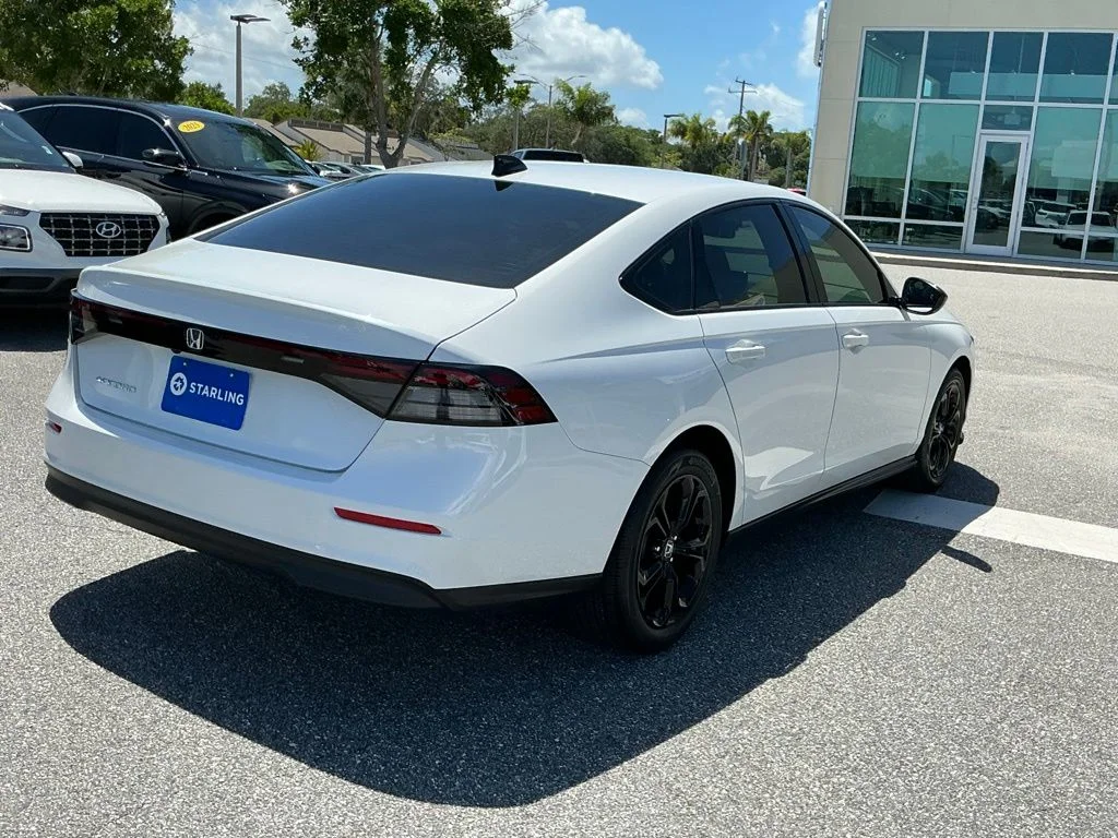 Used 2025 White Honda SE image 5