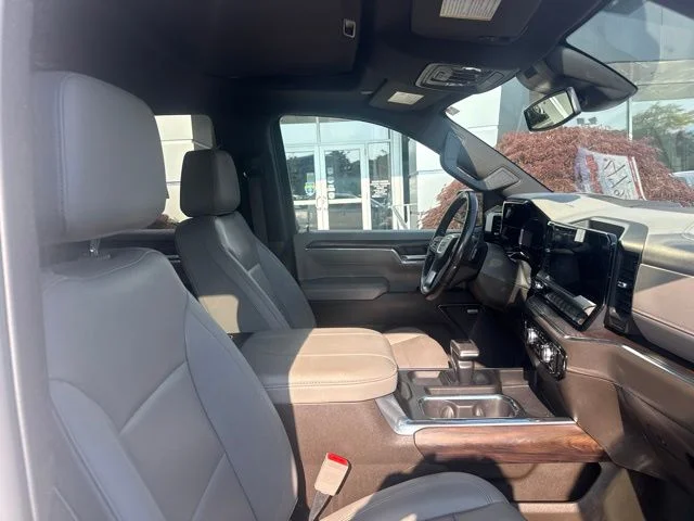 Used 2023 White GMC SLT image 31