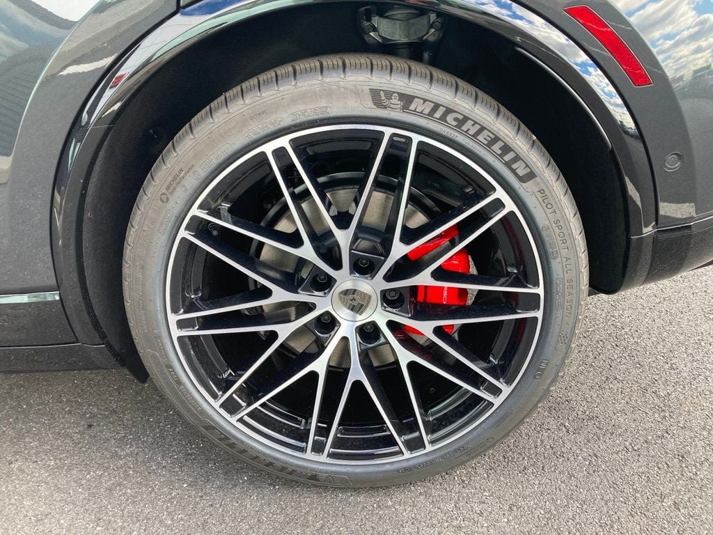 2025 Porsche Macan Turbo Electric - Photo 27